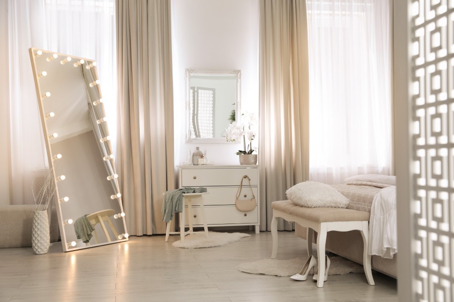 Comment installer un miroir en pied dans une chambre ?