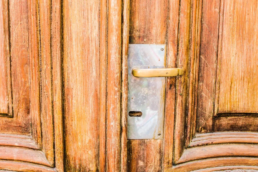 Comment savoir si une porte a besoin d'être rabotée ou non ?