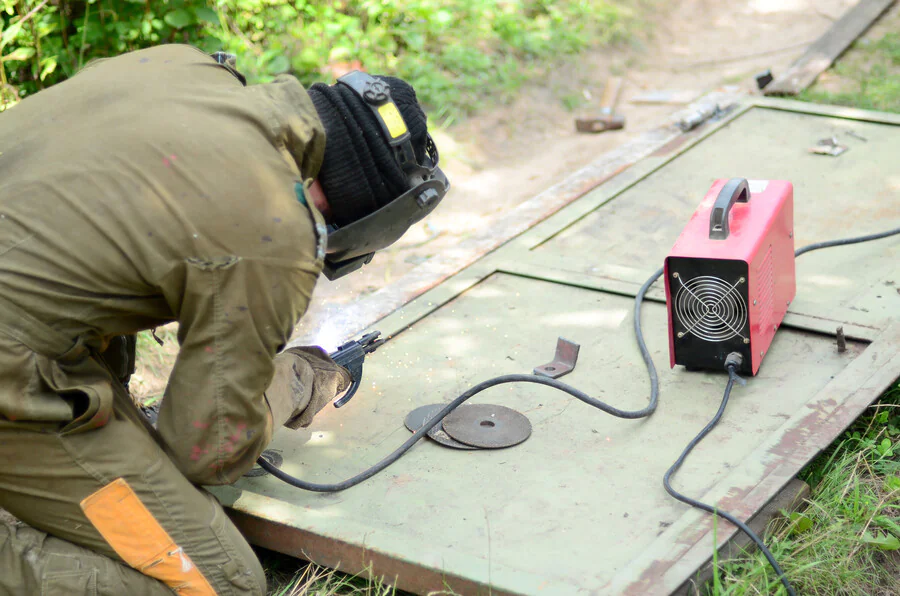 Quels outils sont nécessaires pour fabriquer un portail coulissant en fer forgé ?