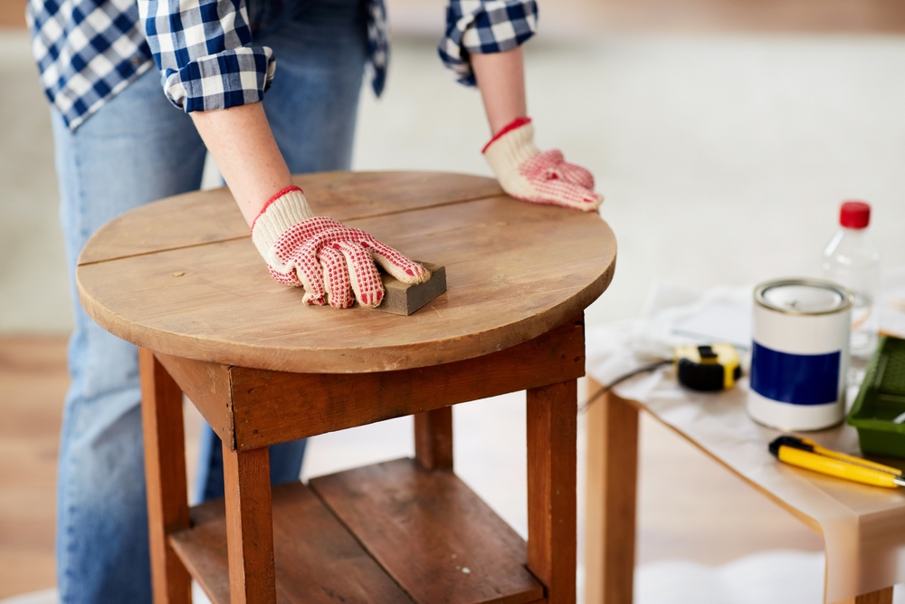 Sabler un meuble : pourquoi et comment procéder ?